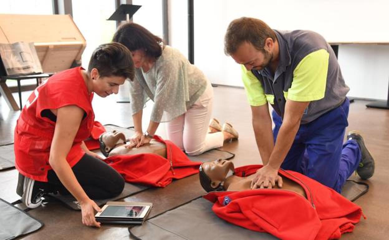 Alumnos de la Cruz Roja realizan un RCP. 