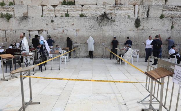 Oración en una sección del Muro de las Lamentaciones limitada a 10 personas a la vez