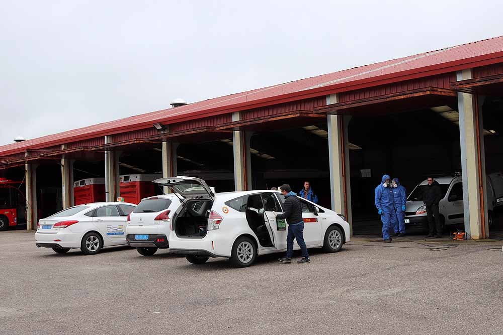 Desinfección de los autobuses urbanos y taxis de Burgos así como del Hospital Universitario de Burgos para luchar contra el coronavirus. 