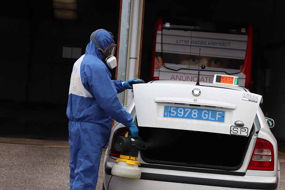 Desinfección de los autobuses urbanos y taxis de Burgos así como del Hospital Universitario de Burgos para luchar contra el coronavirus. 