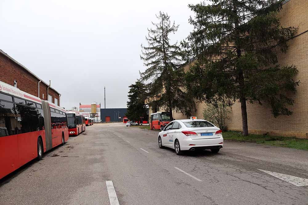 Desinfección de los autobuses urbanos y taxis de Burgos así como del Hospital Universitario de Burgos para luchar contra el coronavirus. 