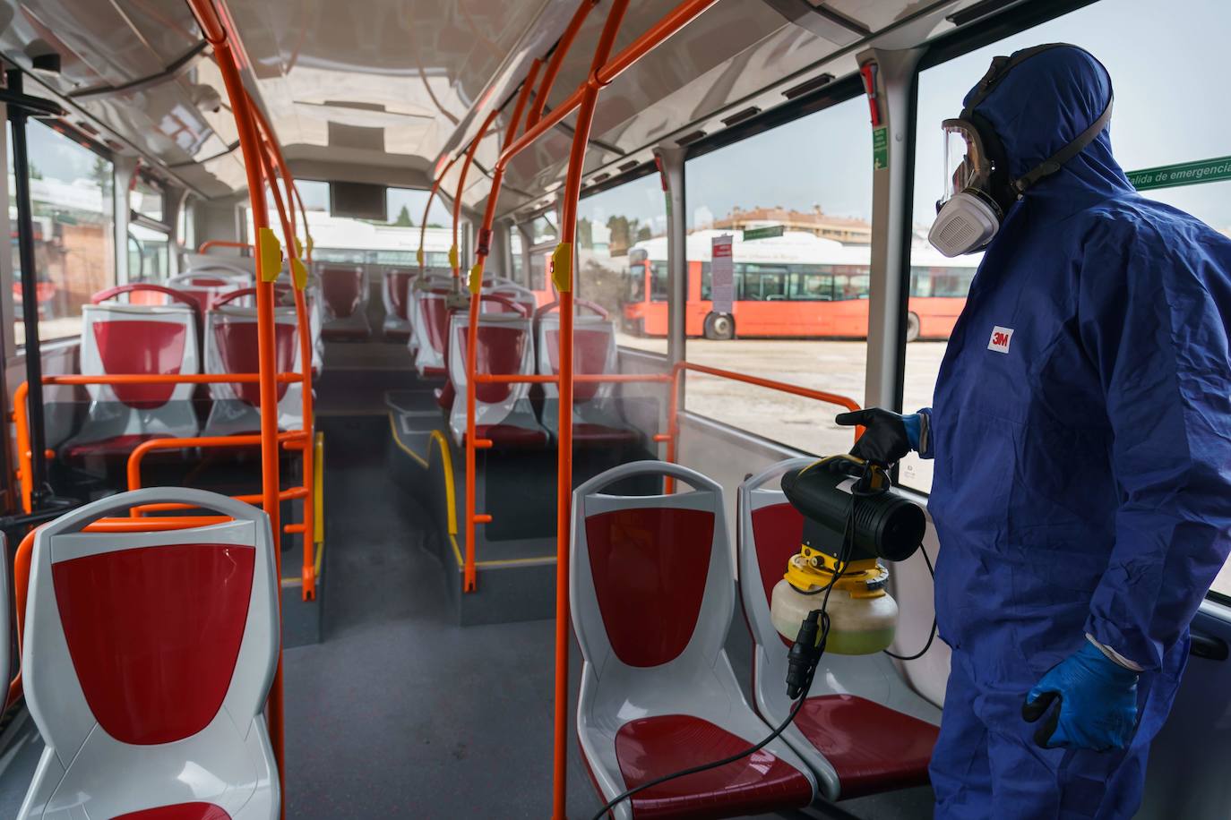 Desinfección de los autobuses urbanos y taxis de Burgos así como del Hospital Universitario de Burgos para luchar contra el coronavirus. 