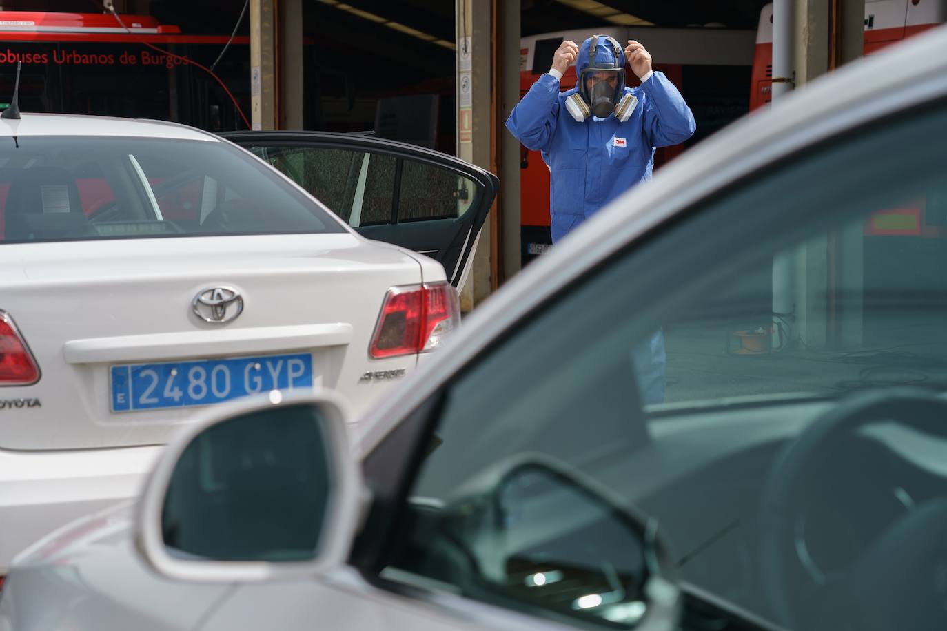 Desinfección de los autobuses urbanos y taxis de Burgos así como del Hospital Universitario de Burgos para luchar contra el coronavirus. 