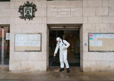 Imagen secundaria 1 - Continúan las labores de desinfección del casco urbano de Burgos por el coronavirus