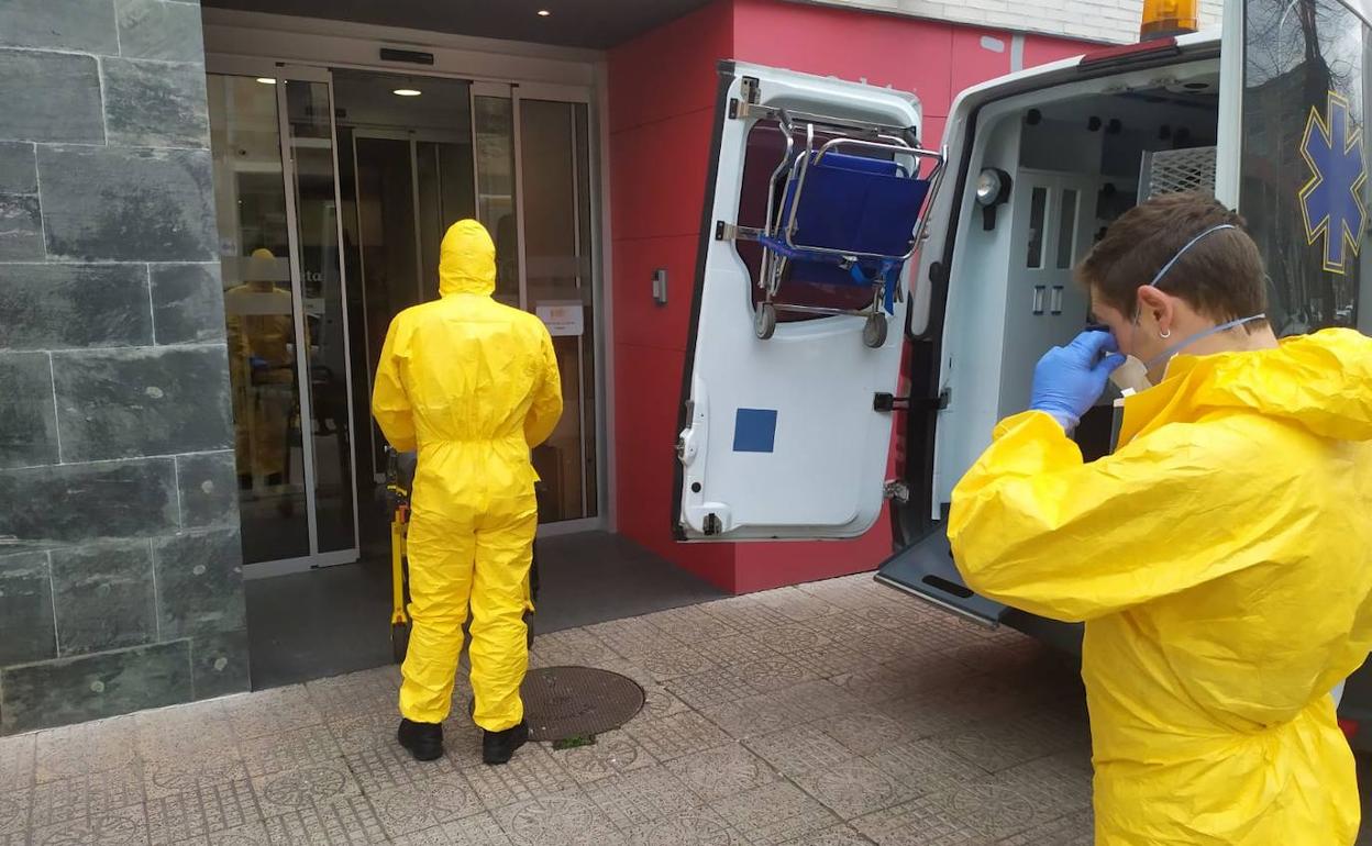 Dos sanitarios atienden a una paciente en una residencia de ancianos de la capital.