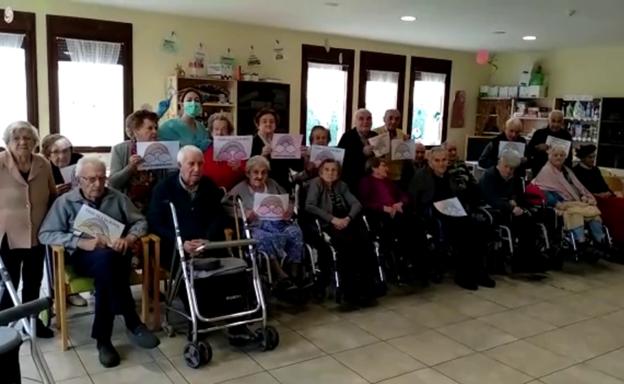 Las residencias de ancianos de Burgos tiran de ingenio para estar 'más cerca' de los suyos