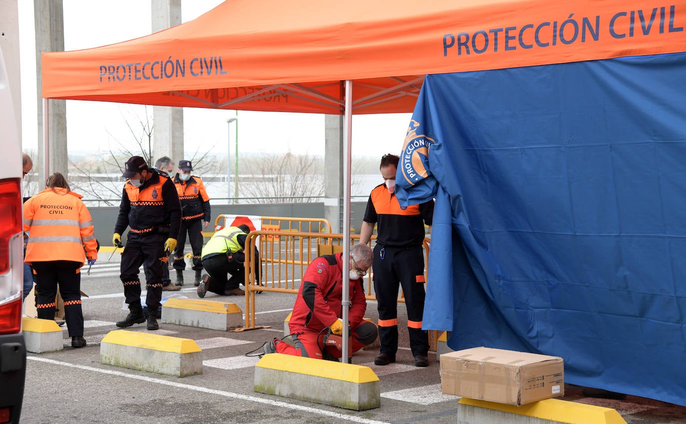 Fotos: El Hospital de Burgos instala carpas y casetas para un cribado de los pacientes de coronavirus