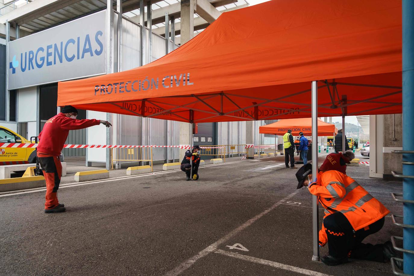 Fotos: El Hospital de Burgos instala carpas y casetas para un cribado de los pacientes de coronavirus