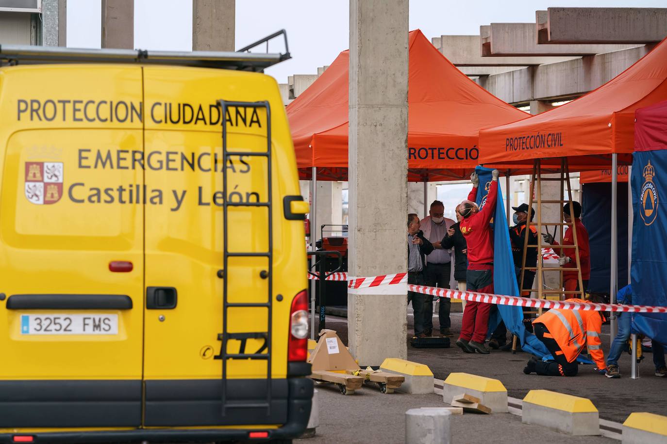 Fotos: El Hospital de Burgos instala carpas y casetas para un cribado de los pacientes de coronavirus