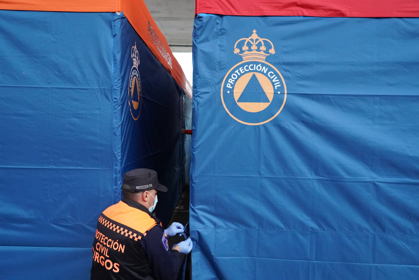 Fotos: El Hospital de Burgos instala carpas y casetas para un cribado de los pacientes de coronavirus