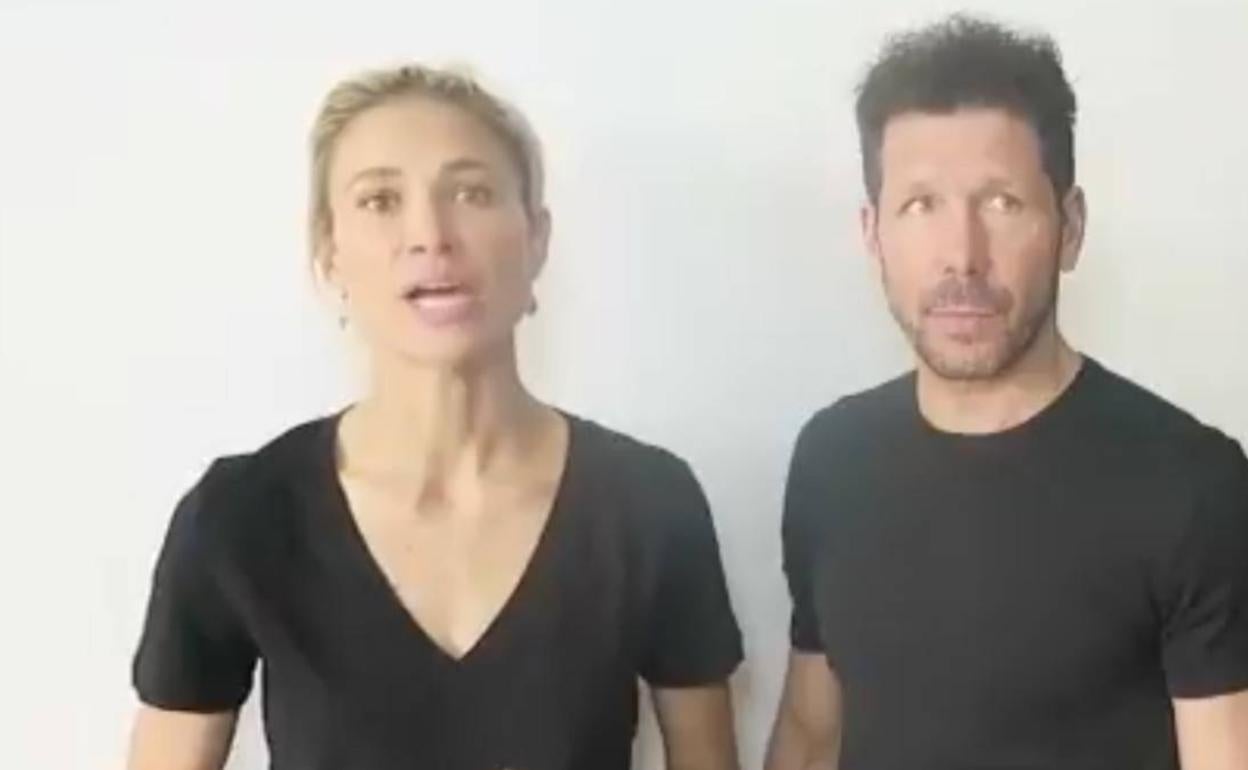 Simeone y su esposa presentan su campaña solidaria. 