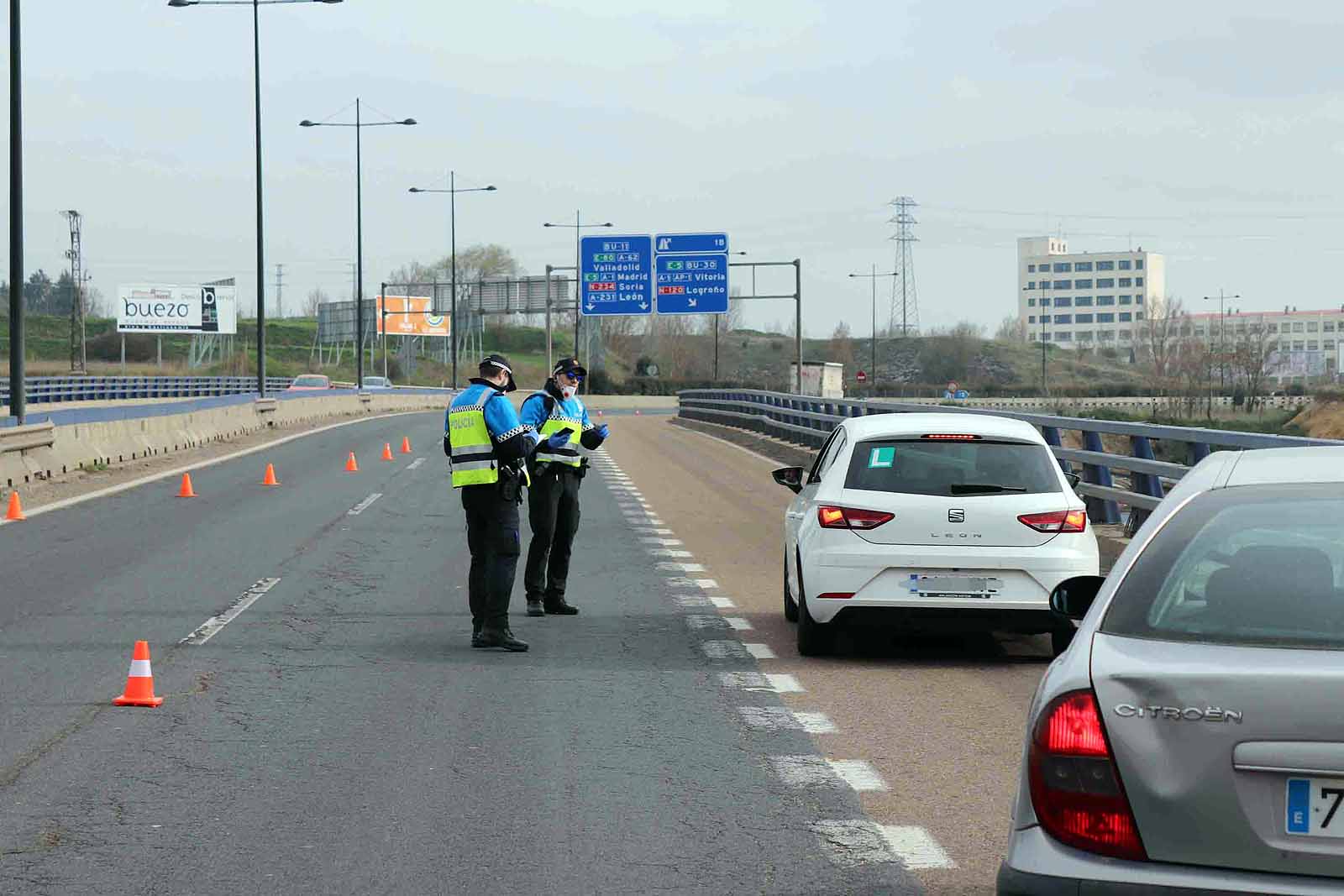 Agentes de la Policía Local han controlado los desplazamientos esta tarde en Burgos