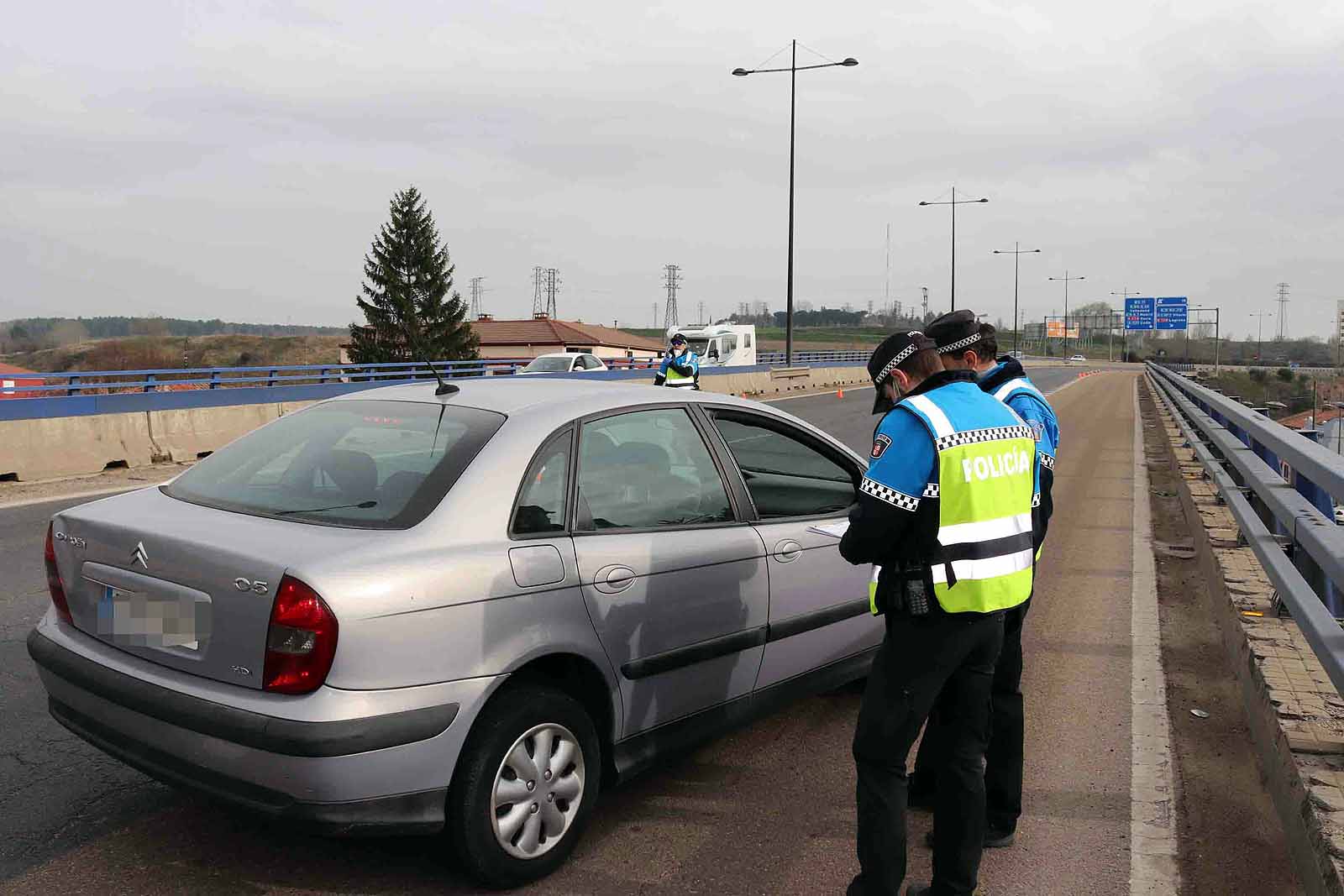 Agentes de la Policía Local han controlado los desplazamientos esta tarde en Burgos