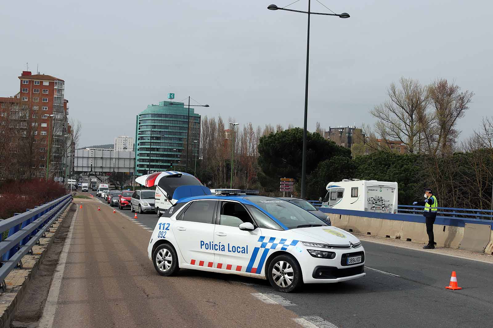 Agentes de la Policía Local han controlado los desplazamientos esta tarde en Burgos