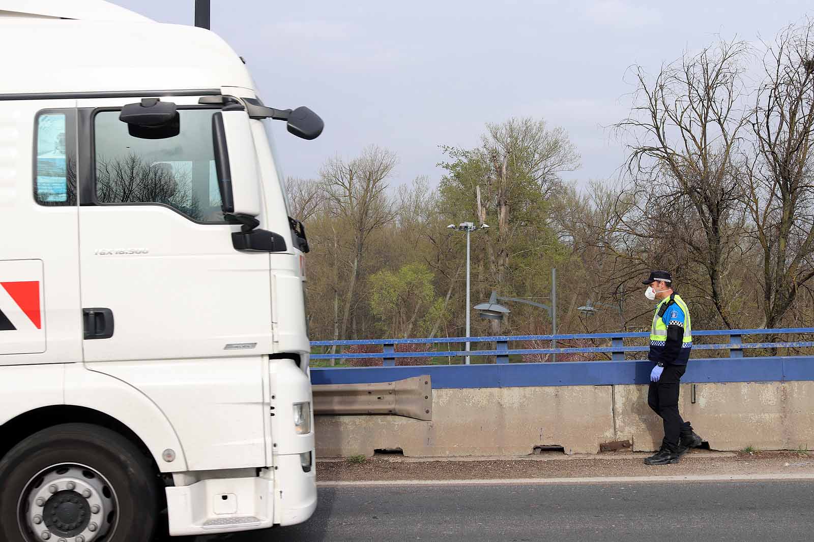 Agentes de la Policía Local han controlado los desplazamientos esta tarde en Burgos