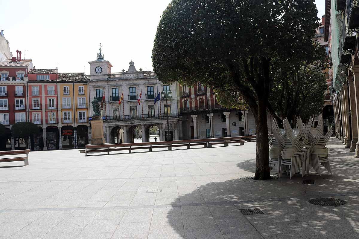 Los bares permanecen cerrados y las pocas personas que salen, lo hacen protegidas.