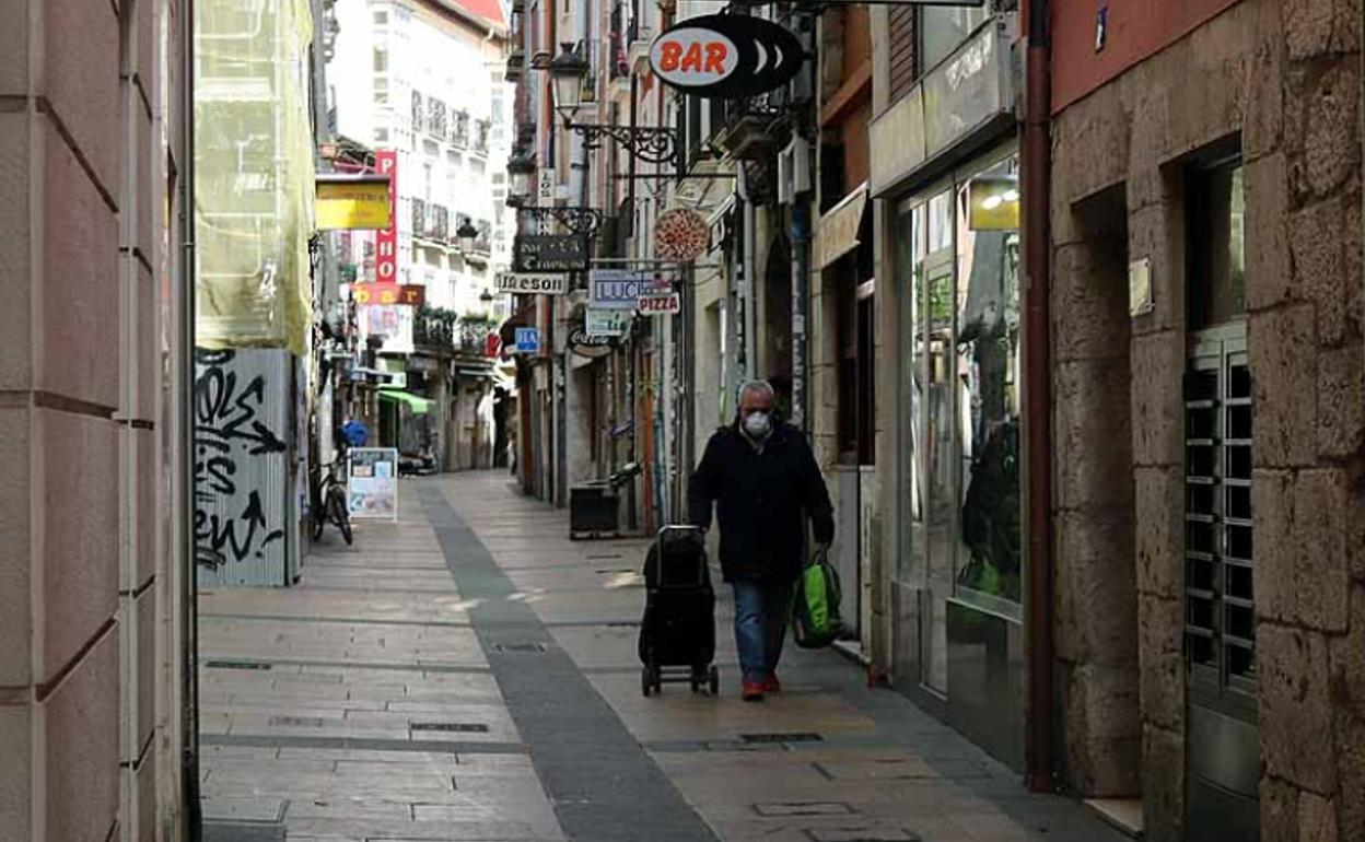 Cada vez más vecinos salen a comprar con mascarilla y guantes.