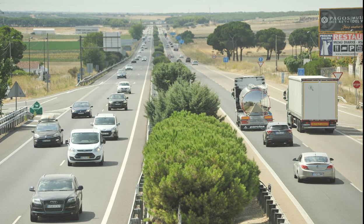 Dos caminos circulan por la A-62 un día de tráfico fluido.