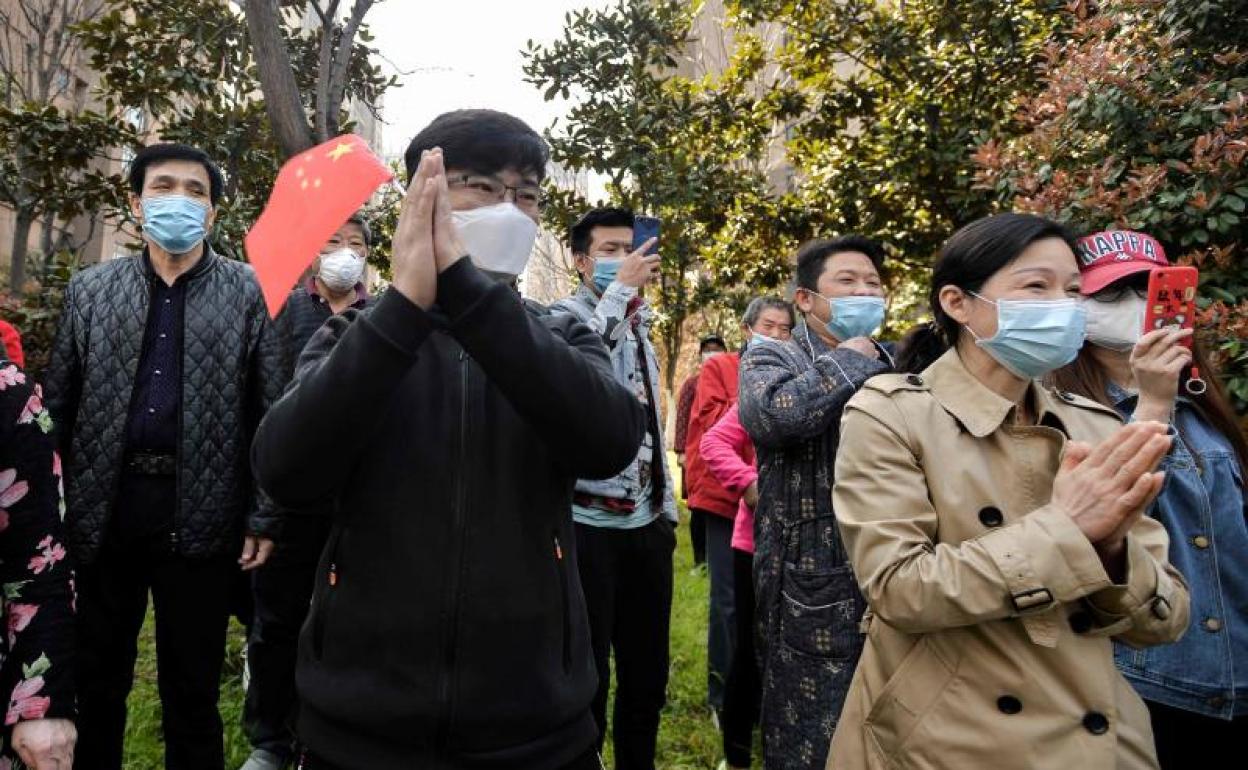 Personas con máscarilla en un parque en China 