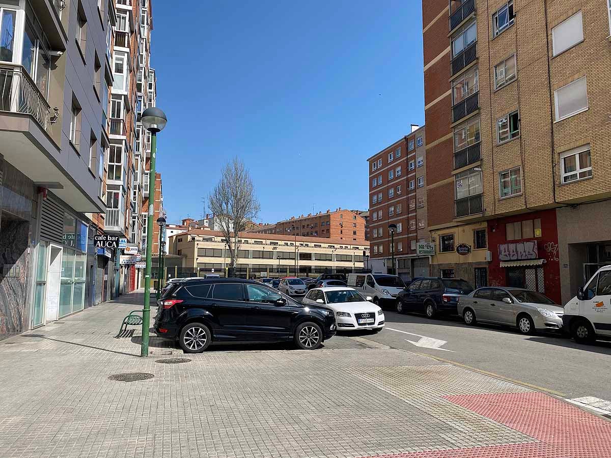 Cola para entrar a un estanco del barrio.