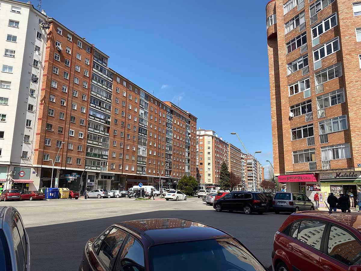 Cola para entrar a un estanco del barrio.