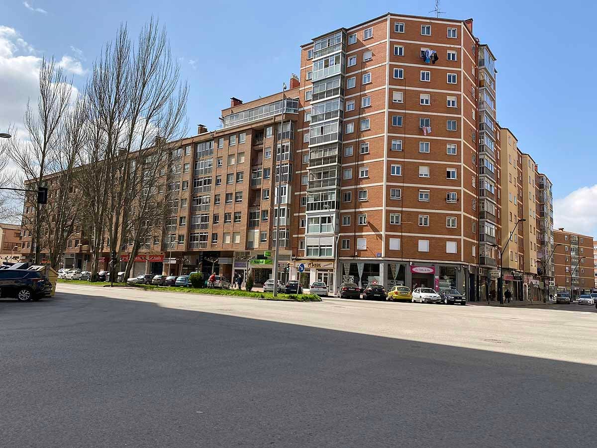 Cola para entrar a un estanco del barrio.