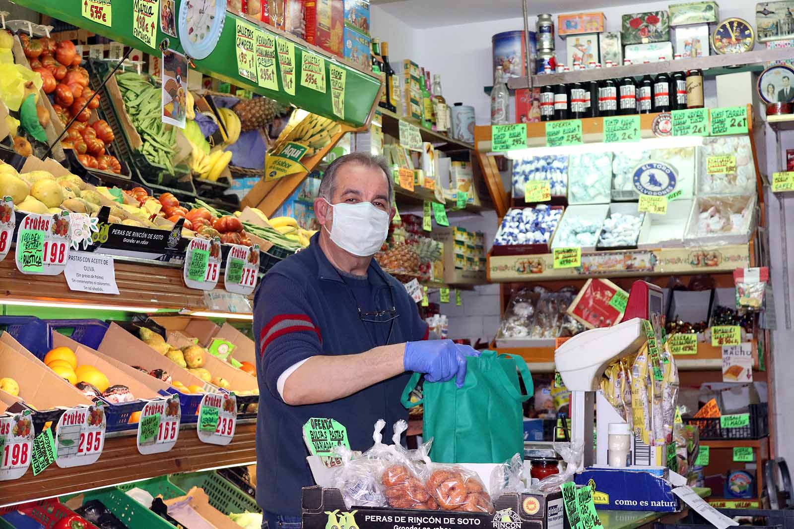 Fotos: La vida en las tiendas de barrio durante la crisis del coronavirus