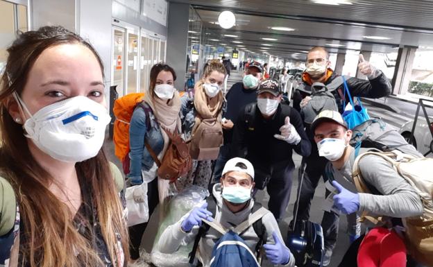 Las tres burgalesas en el aeropuerto Barajas Adolfo Suárez junto a un grupo de españoles que también ha conseguido llegar a nuestro país. 