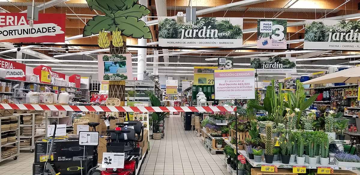 Productos que habían escaseado en los estantes, como jabones y papel higiénico, al bajar la alfuencia de clientes han podido ser repuestos con normalidad. 