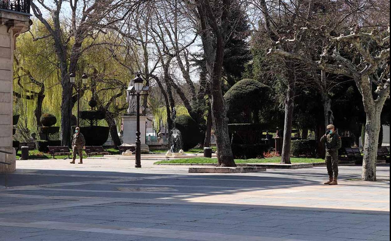 Las palomas toman un Burgos vacío por la cuarentena del coronavirus