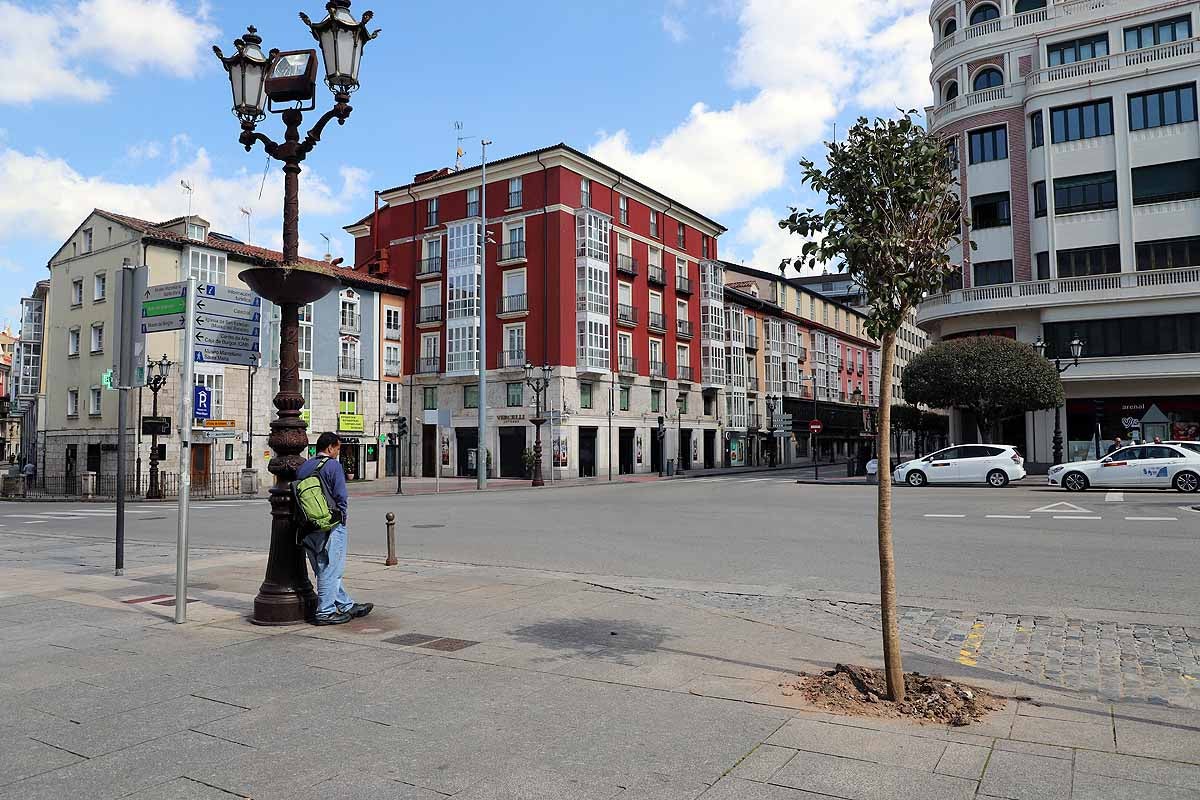 Pocos paseantes y apenas tráfico en otro día más del estado de alarma.