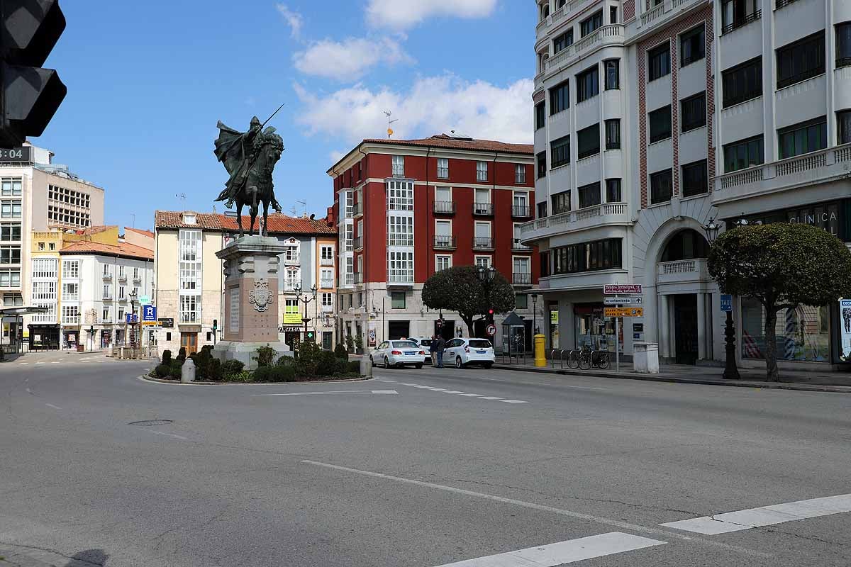 Pocos paseantes y apenas tráfico en otro día más del estado de alarma.