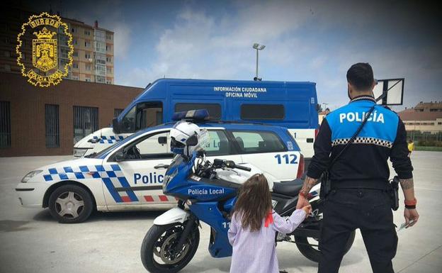 La Policía Local de Burgos felicita a los más pequeños por su cumpleaños durante la cuarentena por el coronavirus