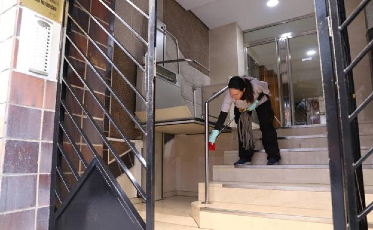 La limpieza de los pasamanos de los portales, fundamental. 