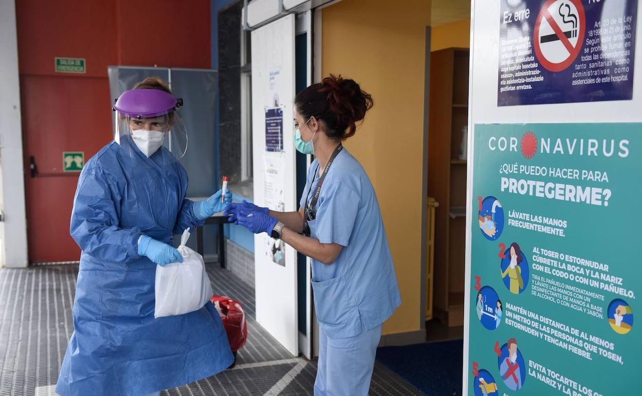 Dos sanitarias en el hospital de San Sebastián. 