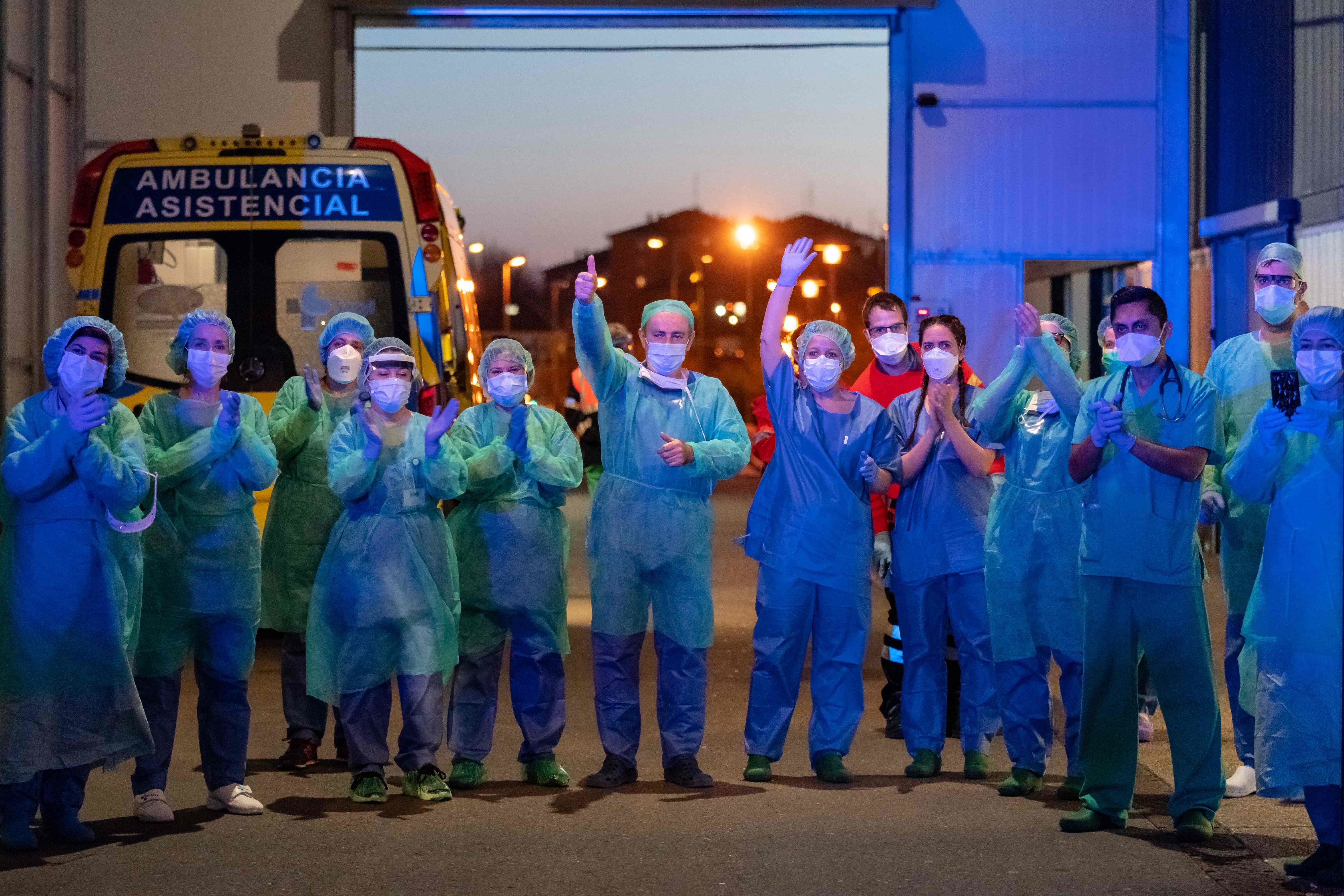 Fotos: Los sanitarios reciben los aplausos de los burgaleses a las puertas del Hopital de Burgos