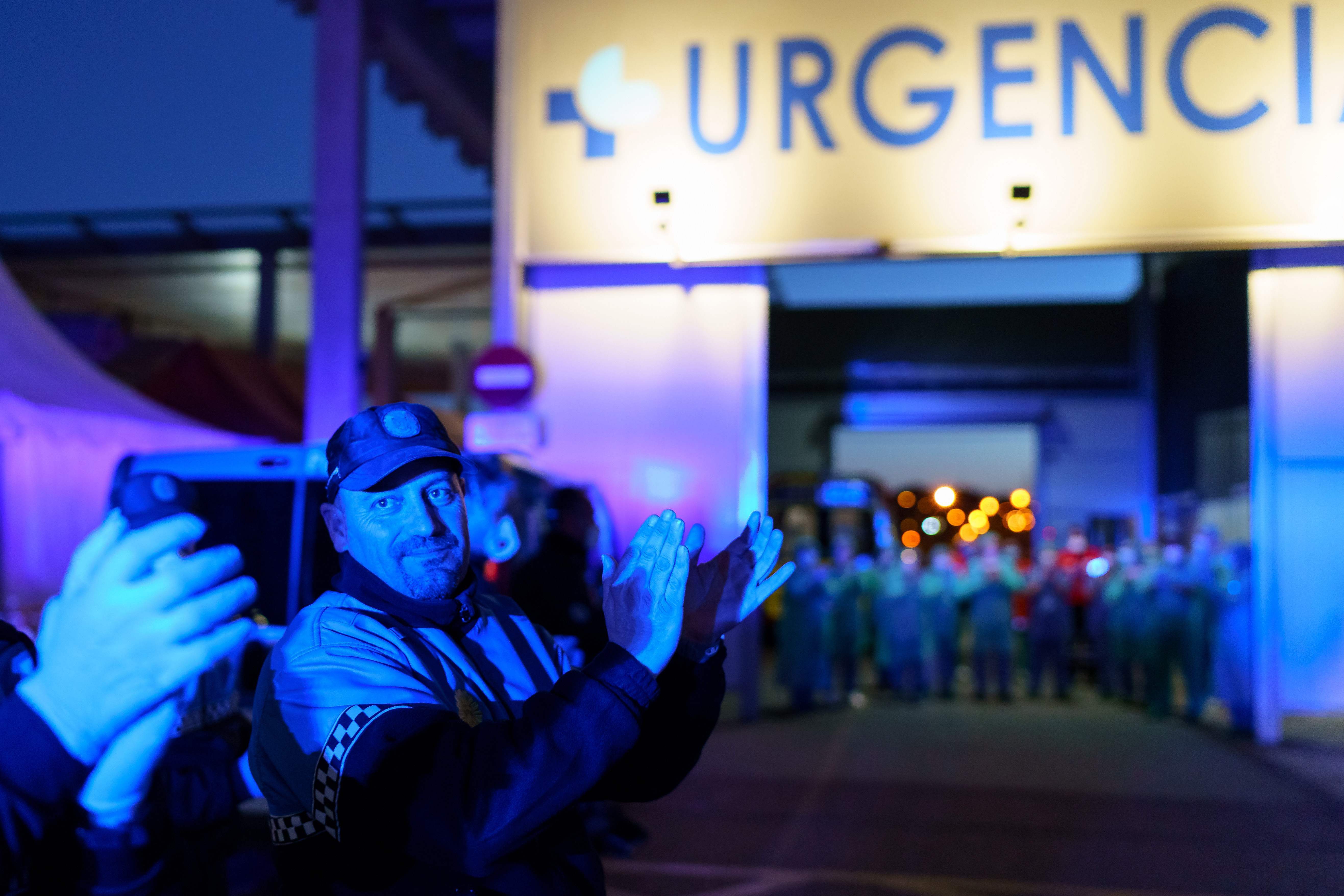 Fotos: Los sanitarios reciben los aplausos de los burgaleses a las puertas del Hopital de Burgos