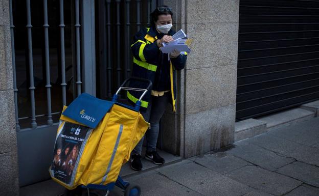 Correos asegura que solo presta el servicio postal público obligatorio con el personal mínimo imprescindible en Burgos durante la crisis del coronavirus