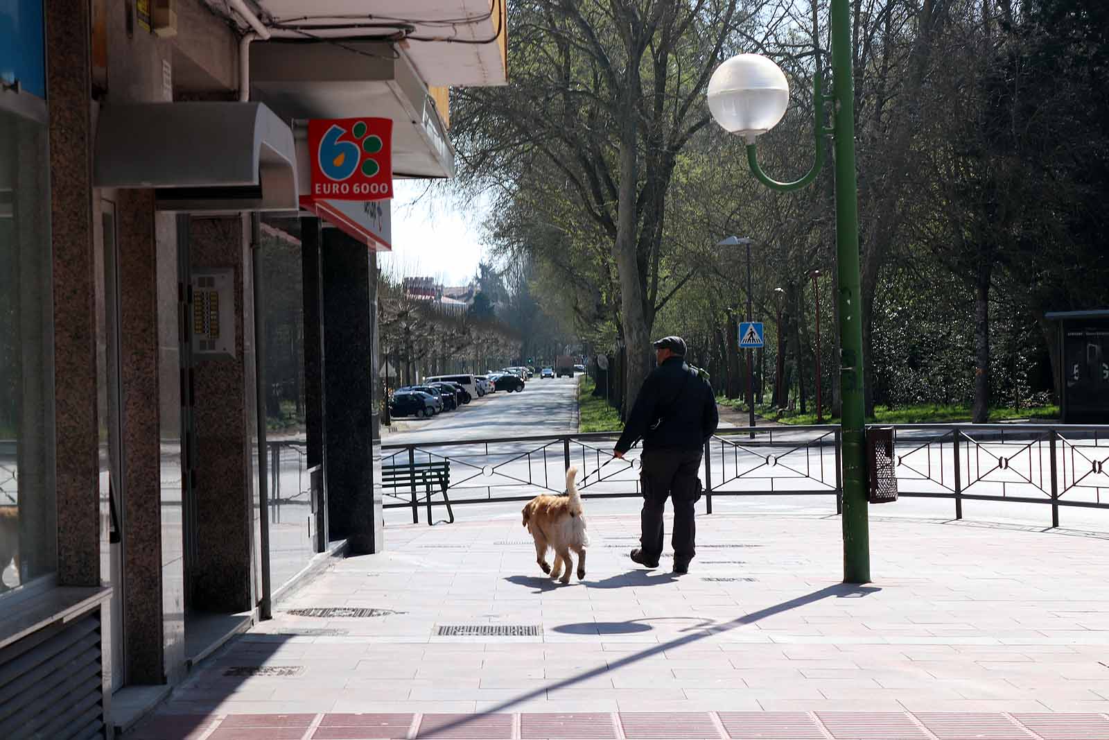 Fotos: El sol ilumina las calles de una ciudad vacía