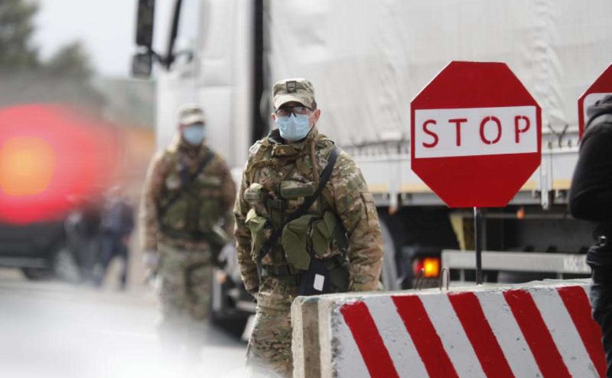 Control militar en uno de los accesos a Tiflis, capital de Georgia.