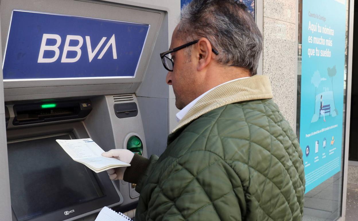 Un hombre se dispone a cobrar la pensión en un cajero. 