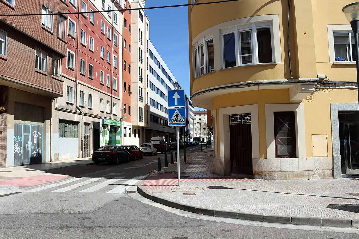 Las mañanas siempre arrojan más actividad en las calles burgalesas que las tardes, la gente sale a comprar el pan o el periódico, pero nada de vermú, nada de contacto social. Sí se puede observar a muchos burgaleses asomados a la ventana aprovechando los rayos de sol, otros disfrutando de su jardín y en muchas ventanas aparecen mensajes de ánimos y arcoiris. 