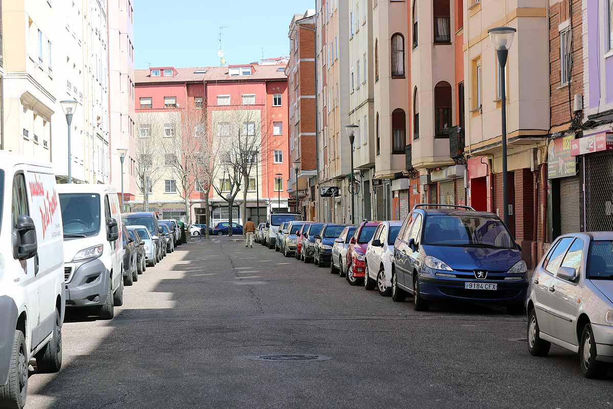 Las mañanas siempre arrojan más actividad en las calles burgalesas que las tardes, la gente sale a comprar el pan o el periódico, pero nada de vermú, nada de contacto social. Sí se puede observar a muchos burgaleses asomados a la ventana aprovechando los rayos de sol, otros disfrutando de su jardín y en muchas ventanas aparecen mensajes de ánimos y arcoiris. 