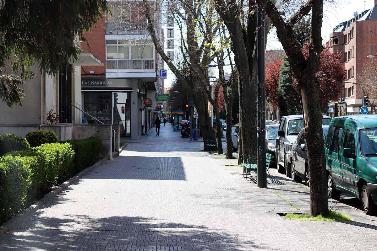 Las mañanas siempre arrojan más actividad en las calles burgalesas que las tardes, la gente sale a comprar el pan o el periódico, pero nada de vermú, nada de contacto social. Sí se puede observar a muchos burgaleses asomados a la ventana aprovechando los rayos de sol, otros disfrutando de su jardín y en muchas ventanas aparecen mensajes de ánimos y arcoiris. 