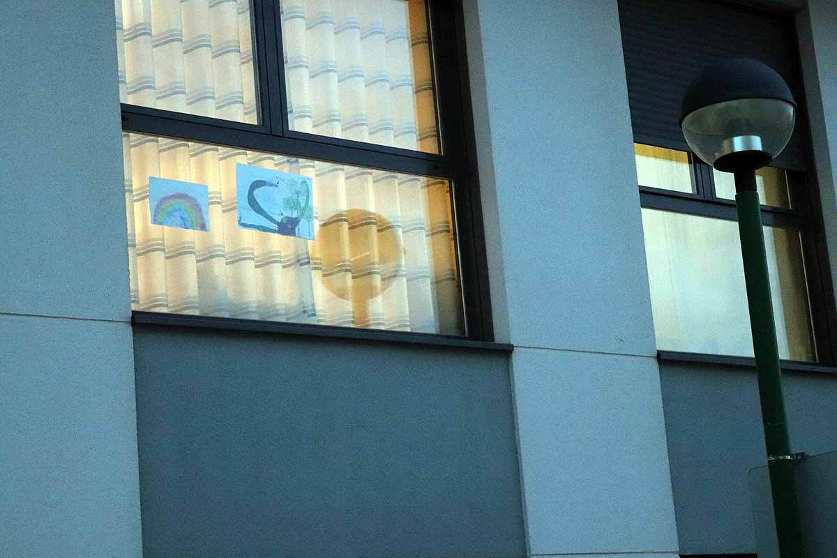 Fotos: Los barrios burgaleses dan ejemplo en una cuarentena con más luz y con mensajes positivos en las ventanas