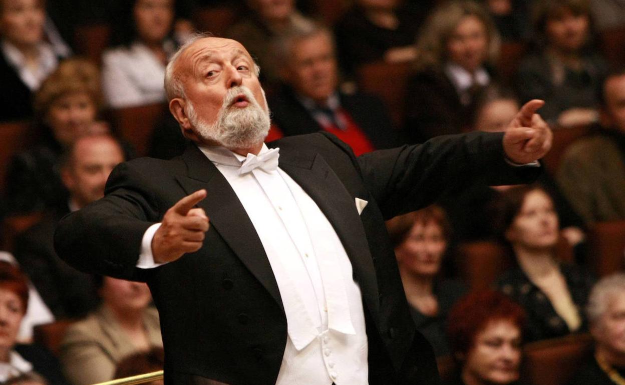 Krzysztof Penderecki dirigiendo un concierto de la Filarmónica de Lublin, en Polonia, en 2009. 