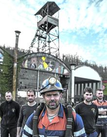 Imagen secundaria 2 - 1. David Hevia Simón carga con el equipo de respiración autónomo de circuito cerrado. Pesa 15 kilos y con él entrena la Brigada de Salvamento, de la que forman parte las otras cuatro personas que aparecen en la fotografía.