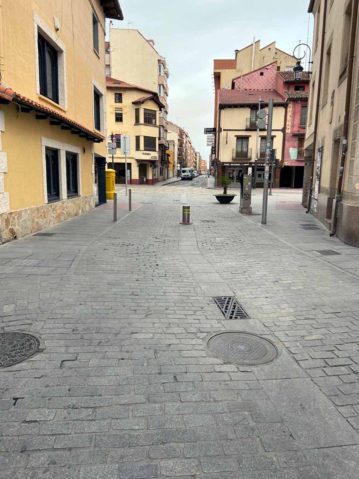 Plaza de Santa María totamente vacía.