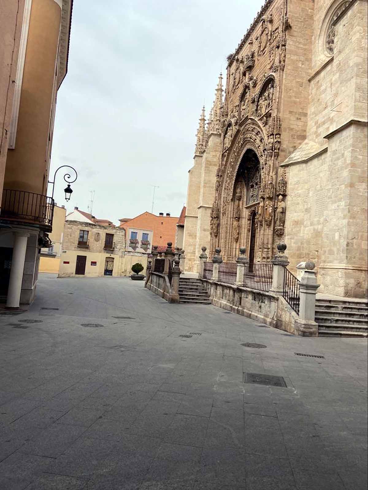 Plaza de Santa María totamente vacía.