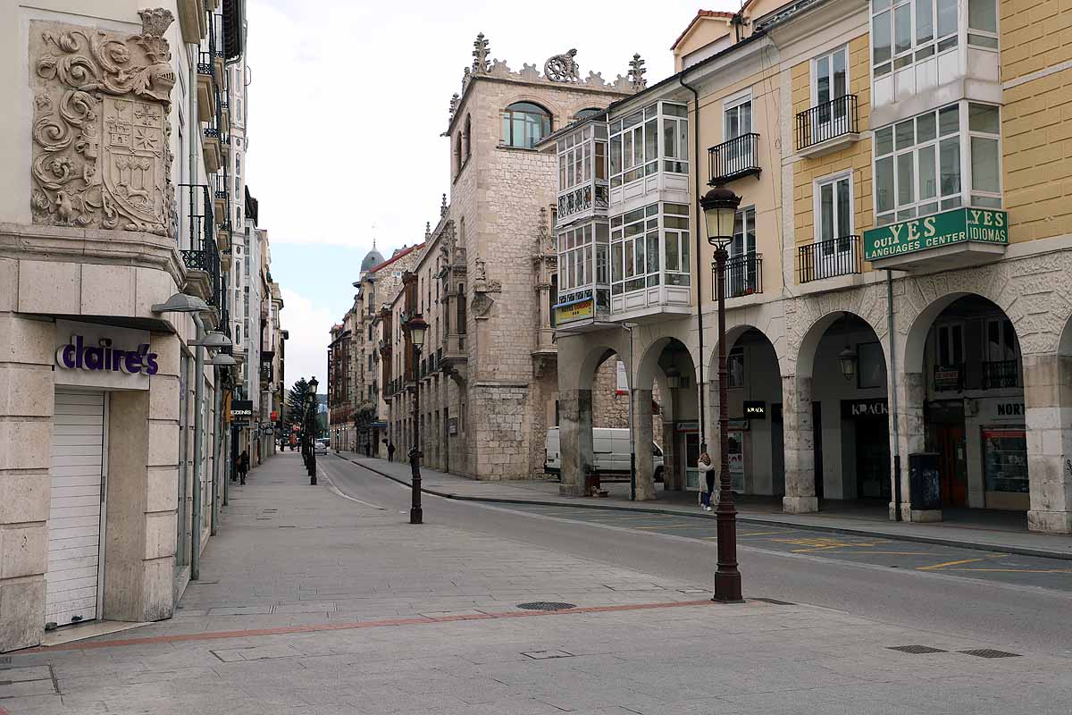 Este lunes, con la suspensión de toda actividad económica no esencial por la crisis sanitaria del coronavirus, el centro de la capital burgalesa presenta una imagen mucho más vacía. Algo a lo que colaboran los termómetros que no suben de 1 grado.